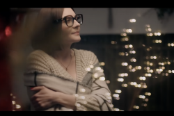 Sweterek TRUE COLOR w przepięknym teledysku Świątecznym Lalu Slavicka i Magda Bereda