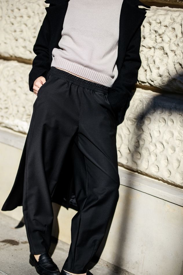 Czarne wełniane spodnie Balony zwężane na dole 100% wełny 