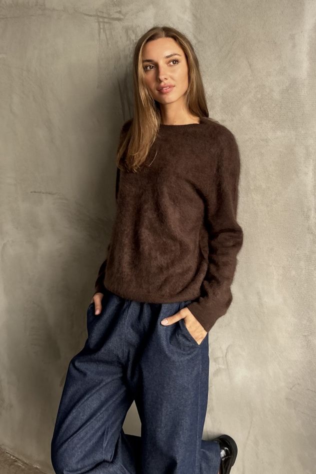 Brązowo czekoladowy sweter wyjątkowo miękki lekko puchaty szlachetny skład 100% kaszmir 