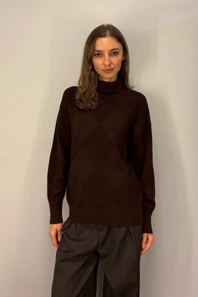 Brązowo czekoladowy sweter wiskozowy w delikatny wzór rombu
