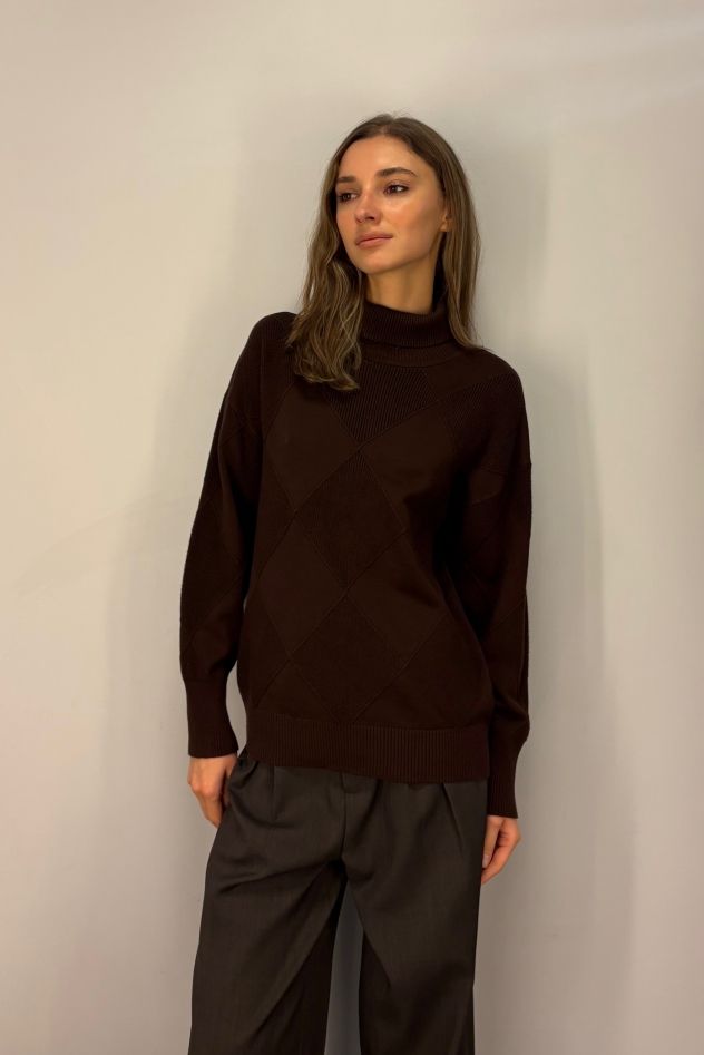 Brązowo czekoladowy sweter wiskozowy w delikatny wzór rombu