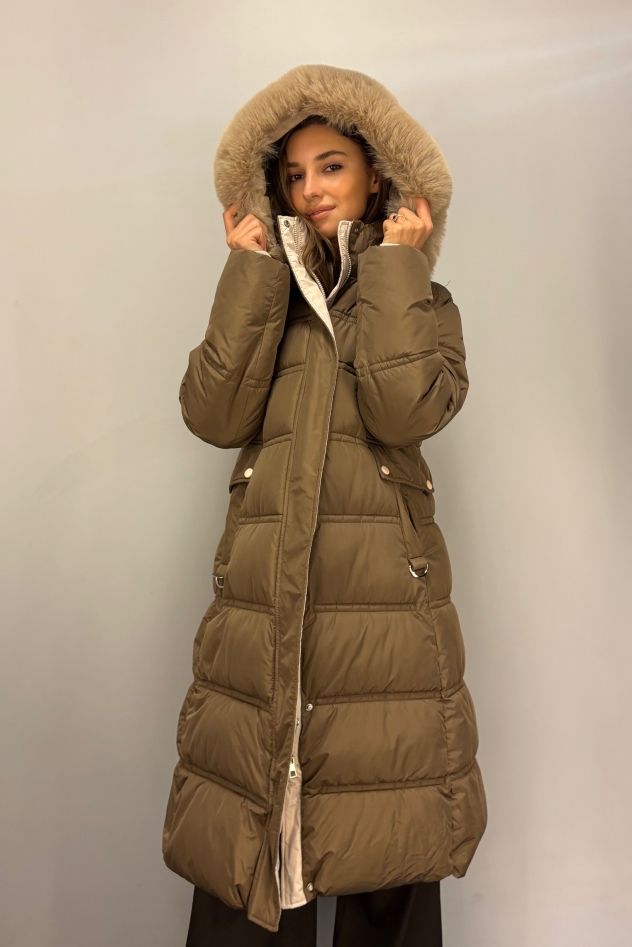 Puchowa długa kurtka rozszerzana w jasnym kawowo-brązowym kolorze z kapturem i futerkiem 