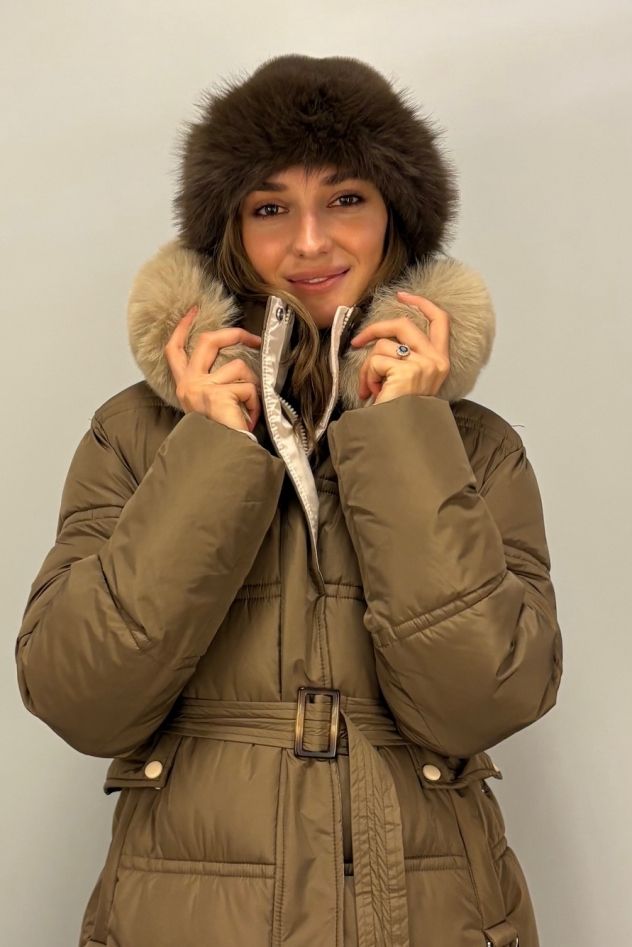 Puchowa długa kurtka rozszerzana w jasnym kawowo-brązowym kolorze z kapturem i futerkiem 