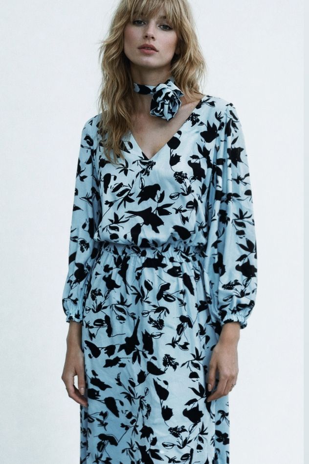 Wiskozowa sukienka miętowo zielono błękitna w liściasto-kwiecisty print z paskiem i gumką w talii