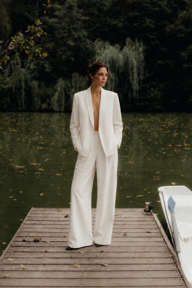 SHOP THE LOOK 7 - garnitur bawełna ecru ciepła biel w delikatne prążki - wersja z długą marynarką 