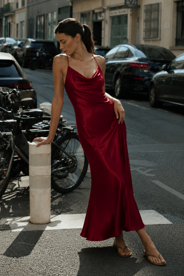 Sukienka bordowa elegancka zwiewna taliowane min z efektem wody THE FEMININE