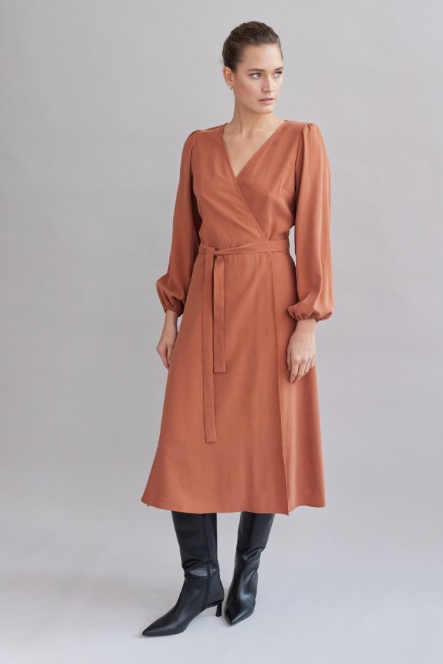 Rudawa sukienka kopertowa o ceglanym odcieniu z paskiem z długim rękawem z tencelu 
