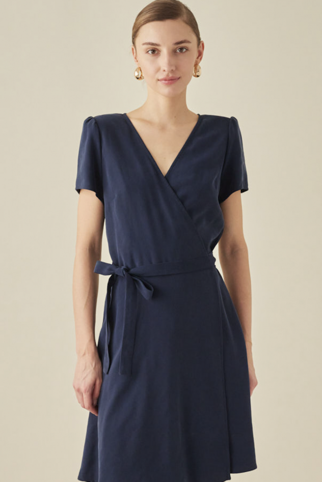 Granatowa ciemno niebieska sukienka kopertowa z paskiem z krótkim rękawem  tencelu 