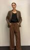 Brązowe spodnie sztruksowe szerokie z zakładkami i suwakiem