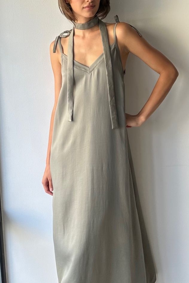 Tencel 100% delikatna przewiewna maxi długa sukienka khaki na ramiączkach z paskiem opcjonalnym i z kieszeniami 