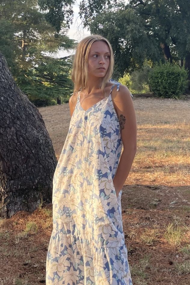 Sukienka bawełniana lekka błękitna w białe kwiaty z falbanką