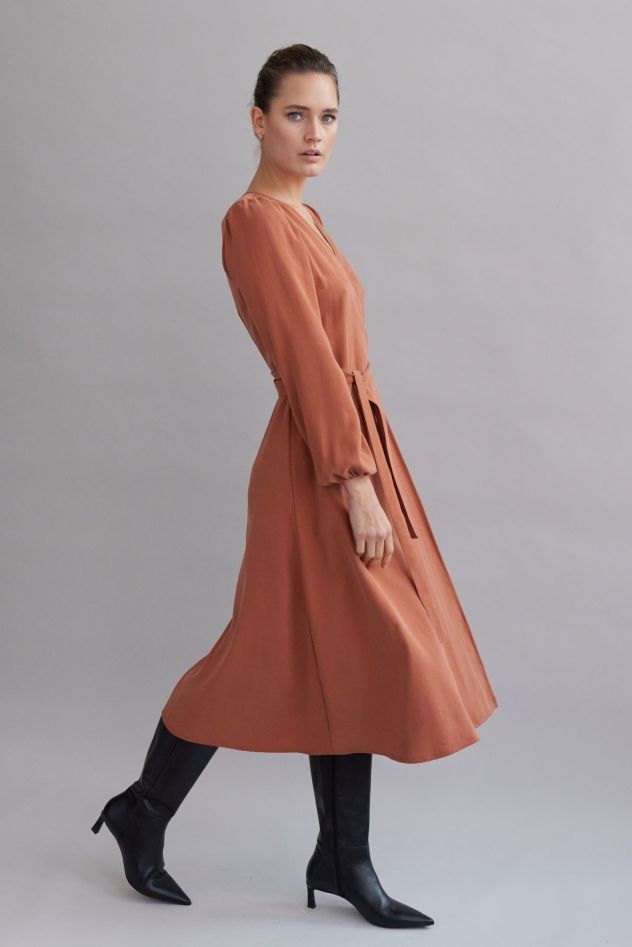 Bawełniana sukienka kopertowa o rudo-ceglanym odcieniu z paskiem z długim rękawem z tencelu 