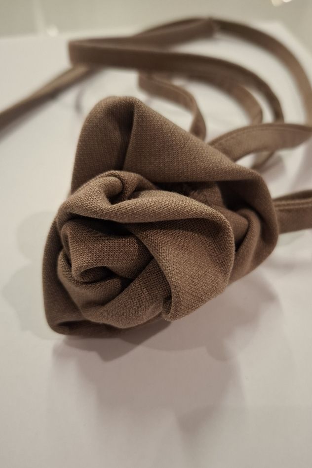 Choker na szyję mała róża beżowa camelowa wełniana
