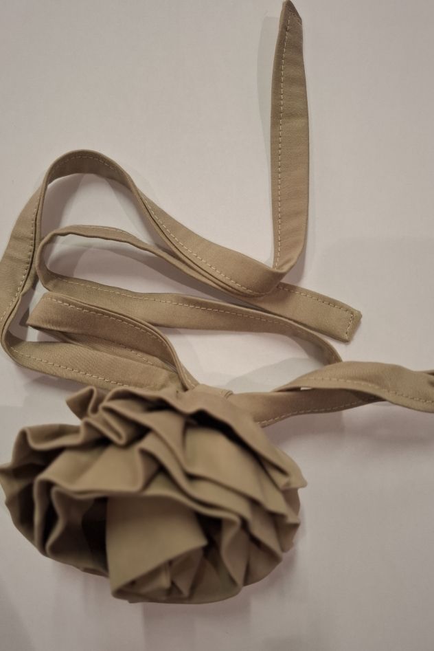 Choker na szyję duża róża beżowa bawełniana