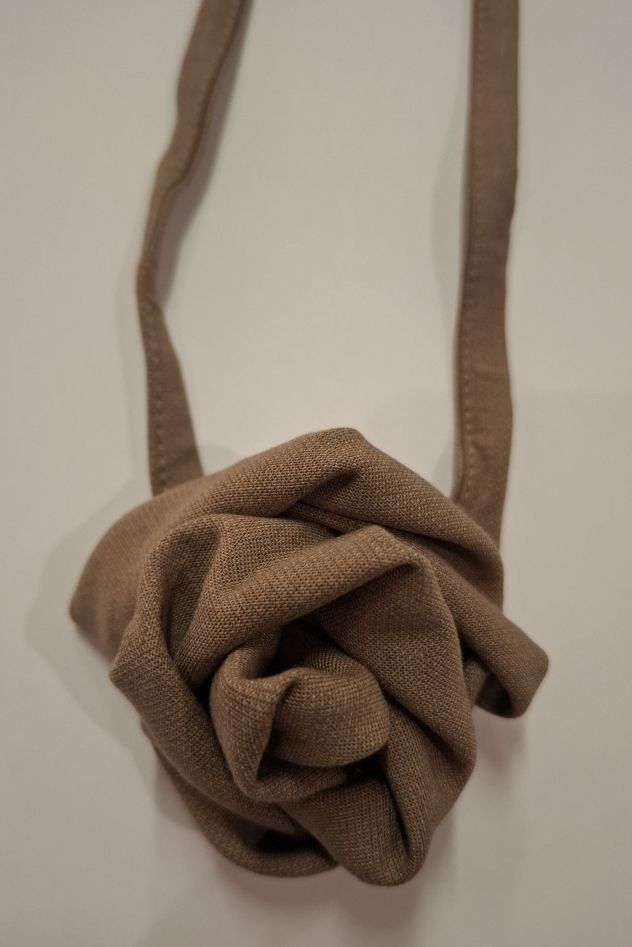 Choker na szyję mała róża beżowa camelowa wełniana