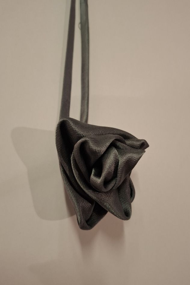 Choker na szyję mała róża szara srebrna jedwabna