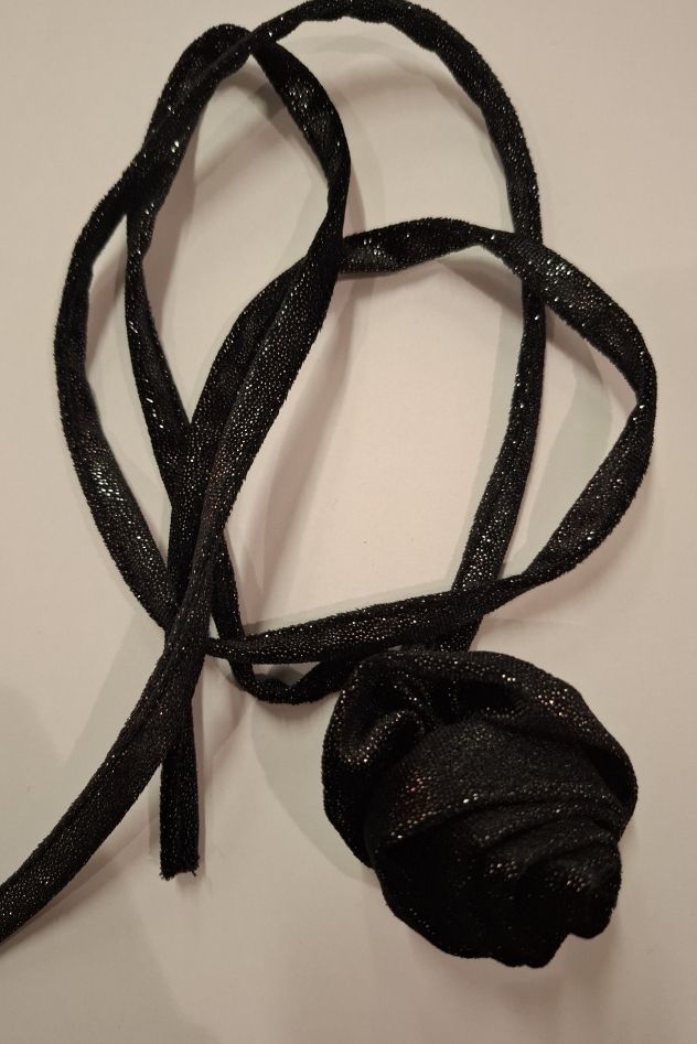 Choker na szyję mała róża błyszcząca srebrna wiskoza