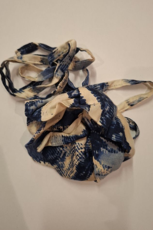 Choker na szyję duża róża beżowo niebieska wiskoza