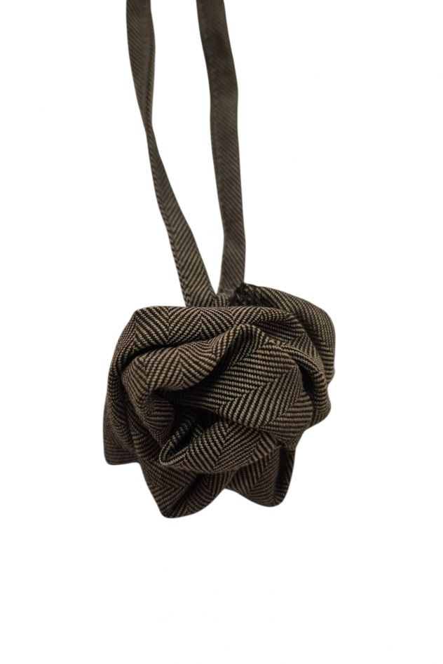 Choker na szyję mała róża szara jodełka wełniana 