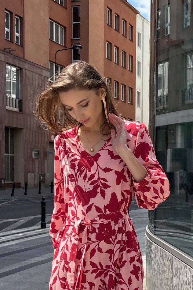 Sukienka różowa w czerwone liście CELEBRATION z falbaną i paskiem ze 100% wiskozy 