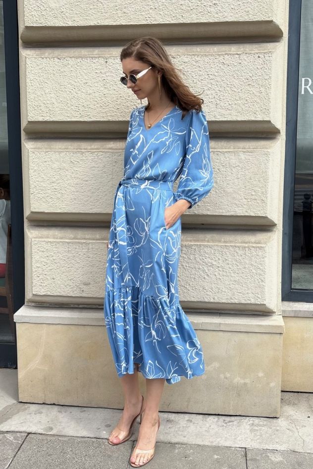 Sukienka niebieska z białymi wzorami CELEBRATION z falbaną i paskiem ze 100% wiskozy
