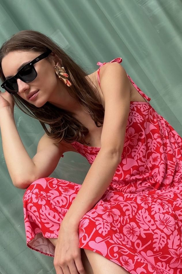 Długa sukienka czerwona na ramiączka w różowe liście i kwiaty z falbaną z bawełny włoskiej