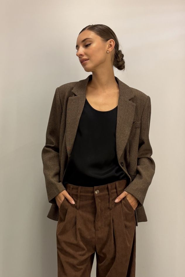 Brązowe spodnie sztruksowe szerokie z zakładkami i suwakiem