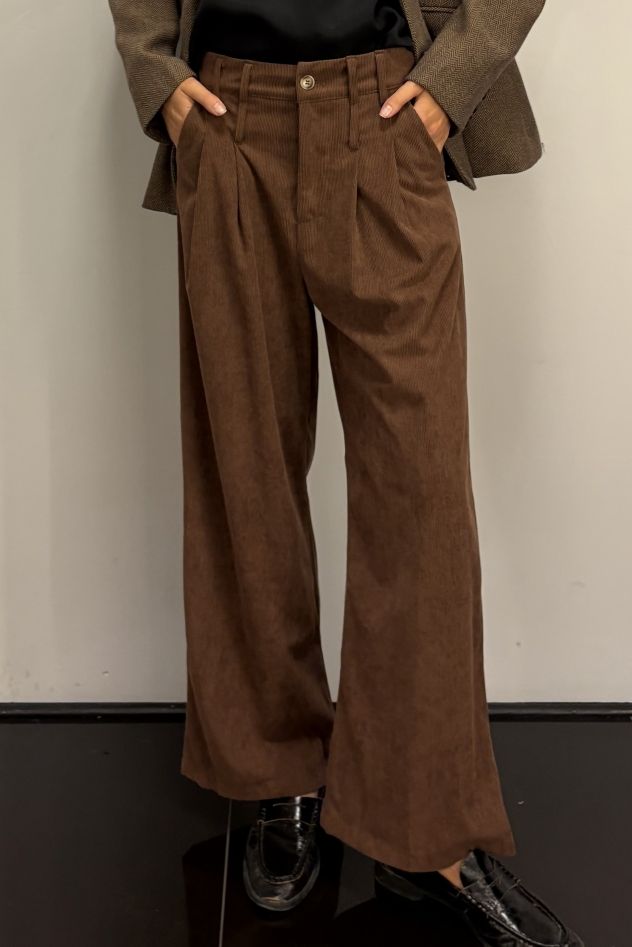 Brązowe spodnie sztruksowe szerokie z zakładkami i suwakiem
