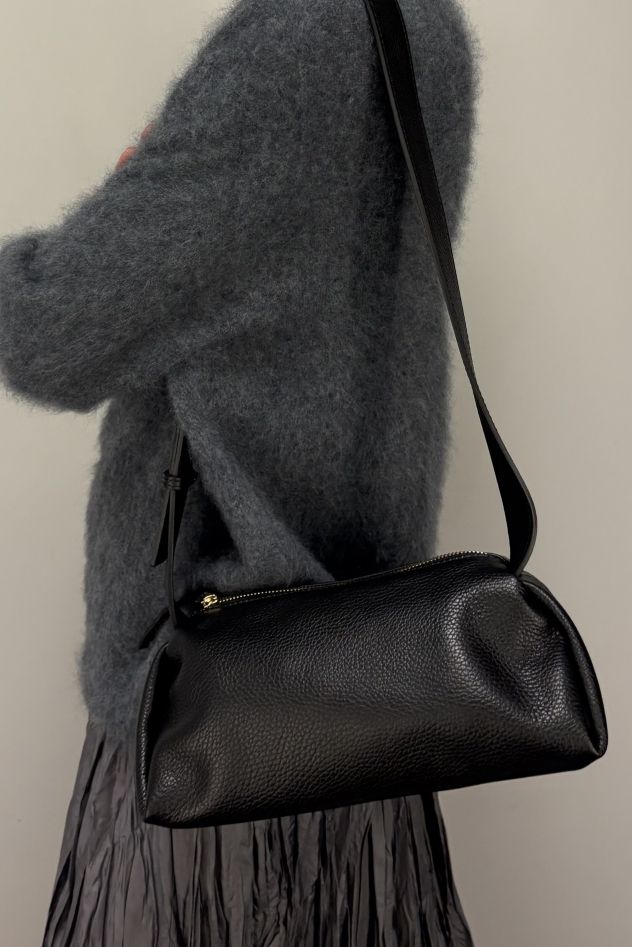 Skórzana mała torebka czarna o podłużnym kształcie 100% skóra naturalna