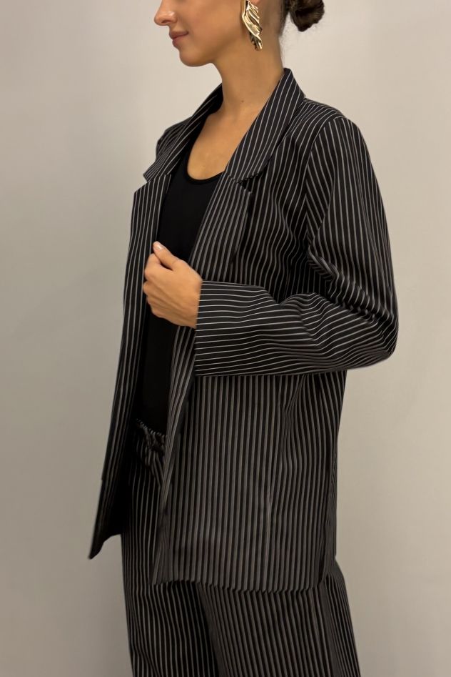 Wełniany Garnitur zestaw marynarka i spodnie czarny w białe paski 100% wełna dziewicza virgin wool