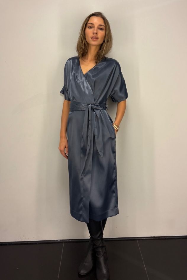 Szara lśniąca elegancka sukienka kopertowa