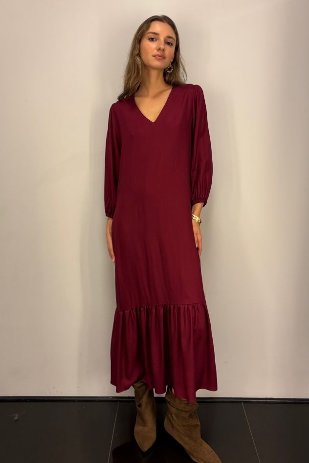 Jedwabno-wiskozowa sukienka wiśniowa bordowa CELEBRATION z falbaną i paskiem