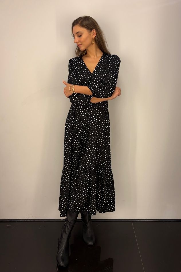 Wiskozowa sukienka czarna w białe groszki CELEBRATION z falbaną i paskiem