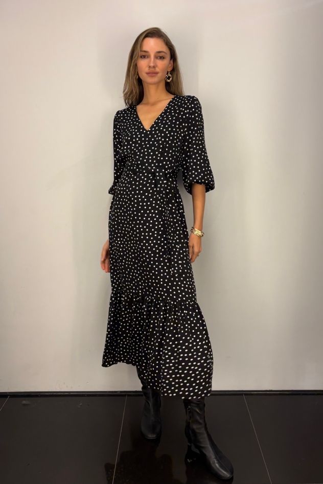 Wiskozowa sukienka czarna w białe groszki CELEBRATION z falbaną i paskiem