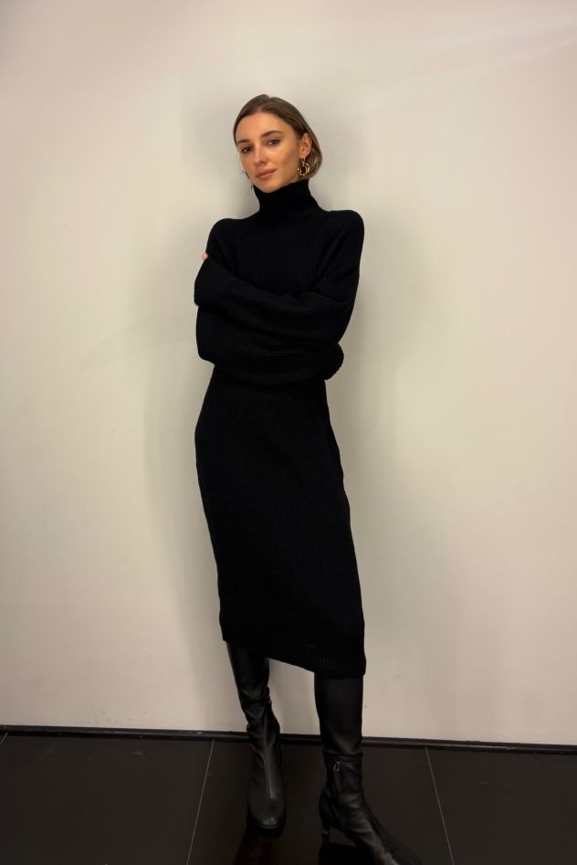 Swetrowa dzianinowa sukienka czarna midi z golfem