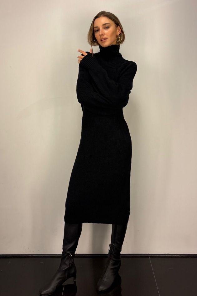 Swetrowa dzianinowa sukienka czarna midi z golfem