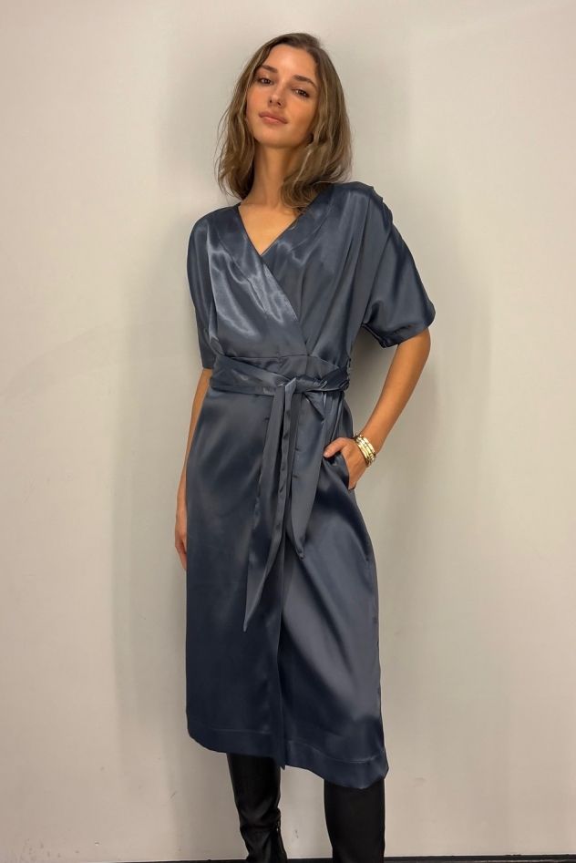 Szara lśniąca elegancka sukienka kopertowa