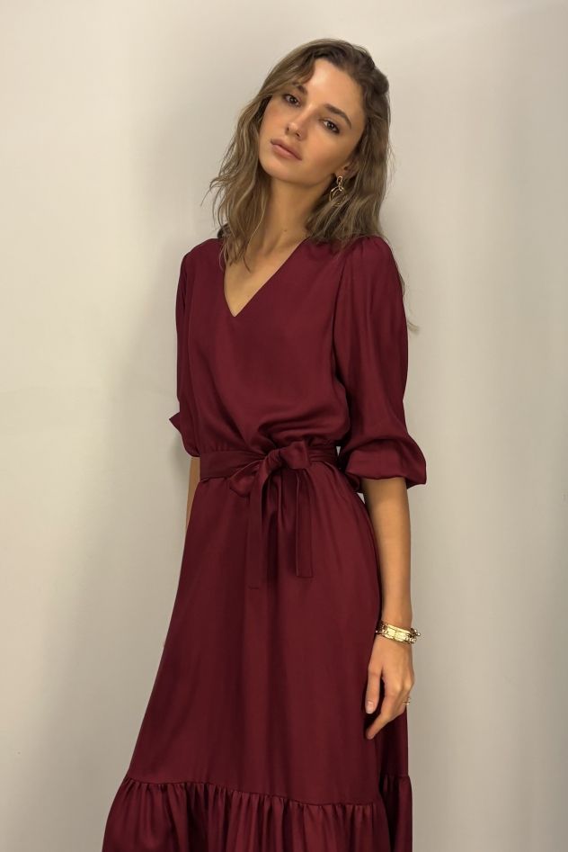 Jedwabno-wiskozowa sukienka wiśniowa bordowa CELEBRATION z falbaną i paskiem