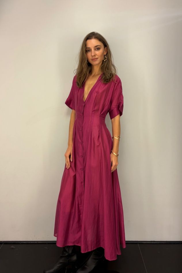 Wiskozowa sukienka fuksjowa lekka zwężana w talii