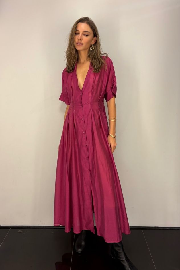 Wiskozowa sukienka fuksjowa lekka zwężana w talii