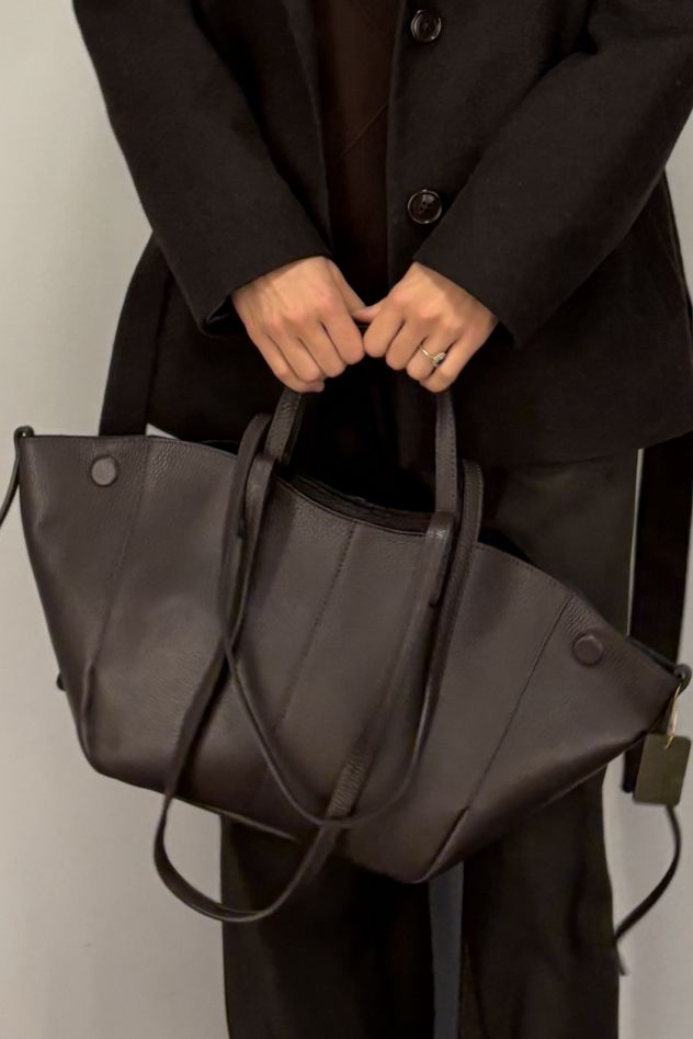 Ciemnobrązowa duża torba skórzana z magnesami i 2 parami uszu