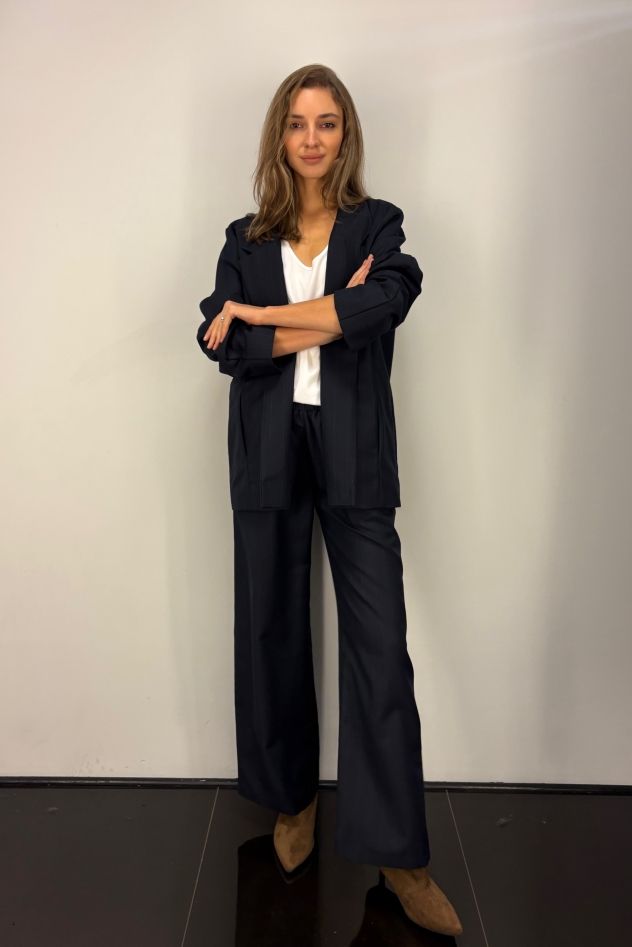 Wełniany Garnitur zestaw marynarka i spodnie granatowy w błękitne paski 100% wełna dziewicza virgin wool 