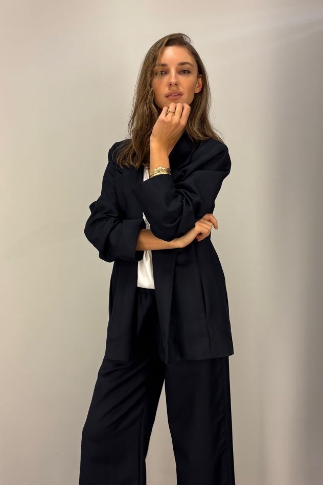 Wełniany Garnitur zestaw marynarka i spodnie granatowy w błękitne paski 100% wełna dziewicza virgin wool 