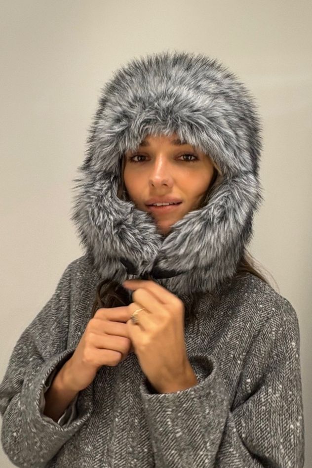 Duża czapka imitująca futro szaro-biała miękka z uszami i zapięciem pod szyją