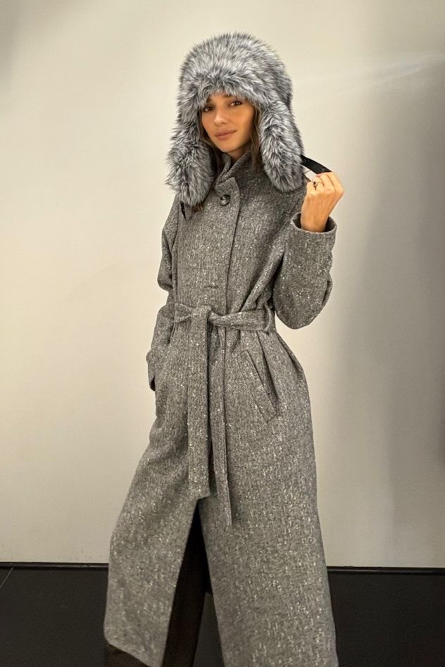 Duża czapka imitująca futro szaro-biała miękka z uszami i zapięciem pod szyją