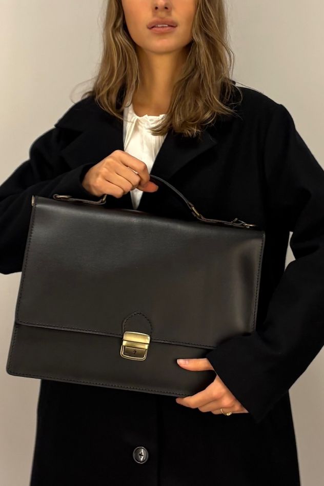 Czarny rozszerzany trapezowy wełniany płaszcz  