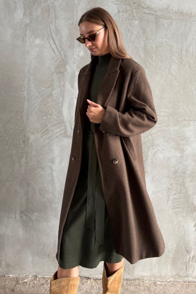 Wełniany płaszcz w jodełkę brązowy dopasowany DREAM