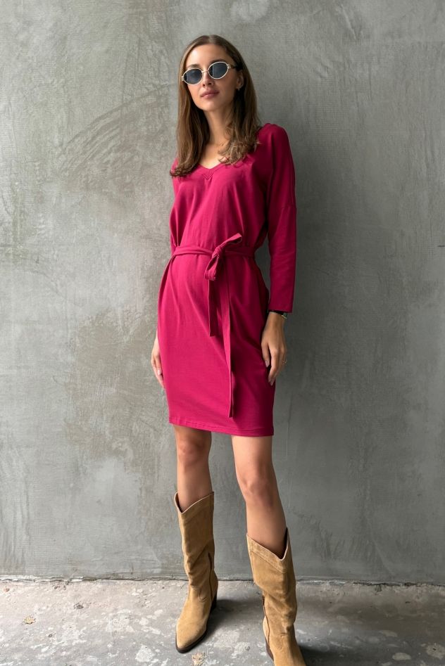 Bawełniana Czerwono Bordowo wiśniowa przed kolano dresowa wygodna sukienka BASIC z paskiem i dekoltem w serek V