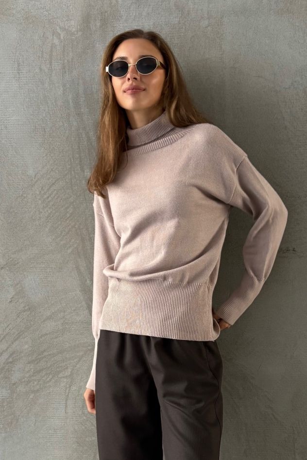 Wiskozowy sweter beżowy z golfem miękki 