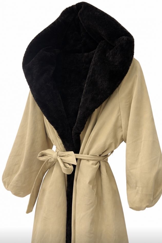 Długa kurtka beżowa z paskiem 